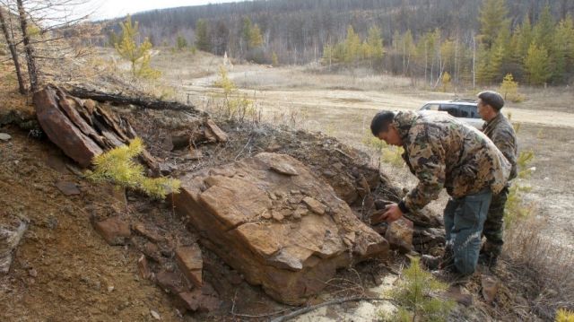 05.Якутия. В этой глыбе руды ''спрятано'' около сотни килограммов железа